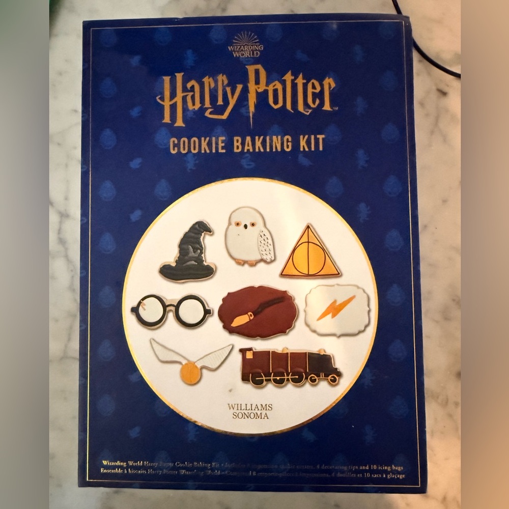 Williams Sonoma Harry Potter metal cookie cutter kit. Missing icing tips. 8